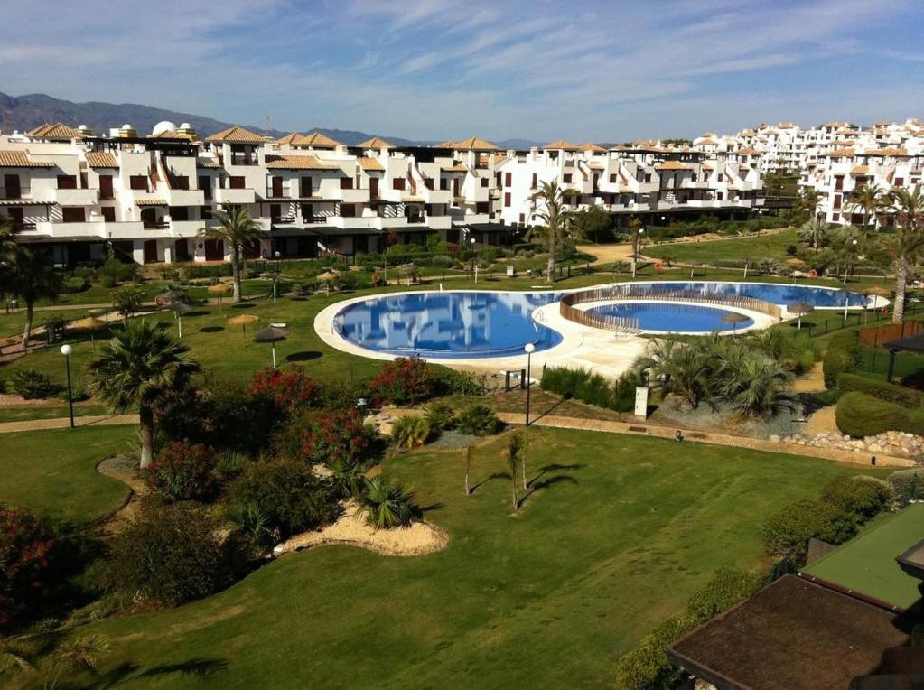 Bazén v ubytovaní Apartamento MPS Jardines de Nuevo Vera alebo v jeho blízkosti