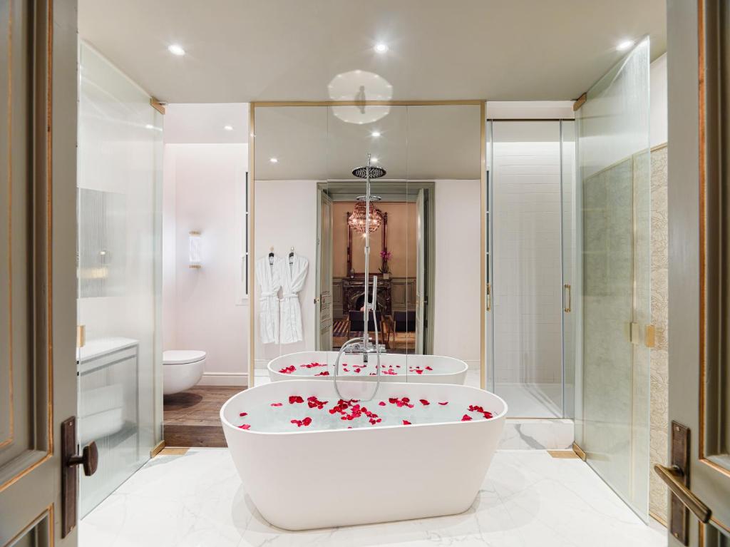 Koupelna v ubytování H10 Casa Mimosa 4* Sup