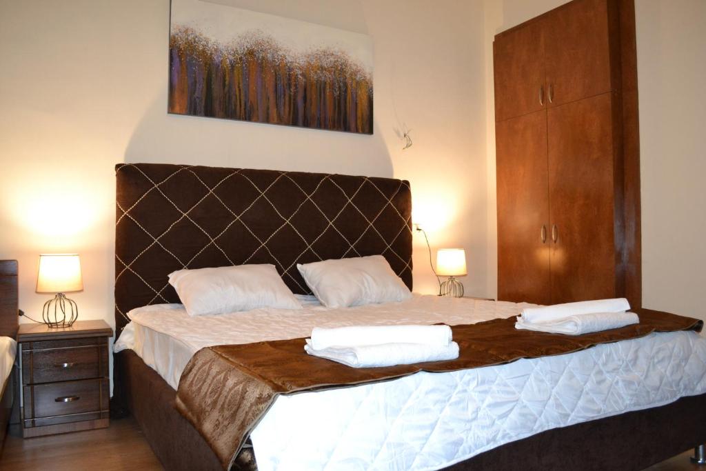 شقة تبليسي 2 في تبليسي: غرفة نوم بسرير كبير عليها منشفتين