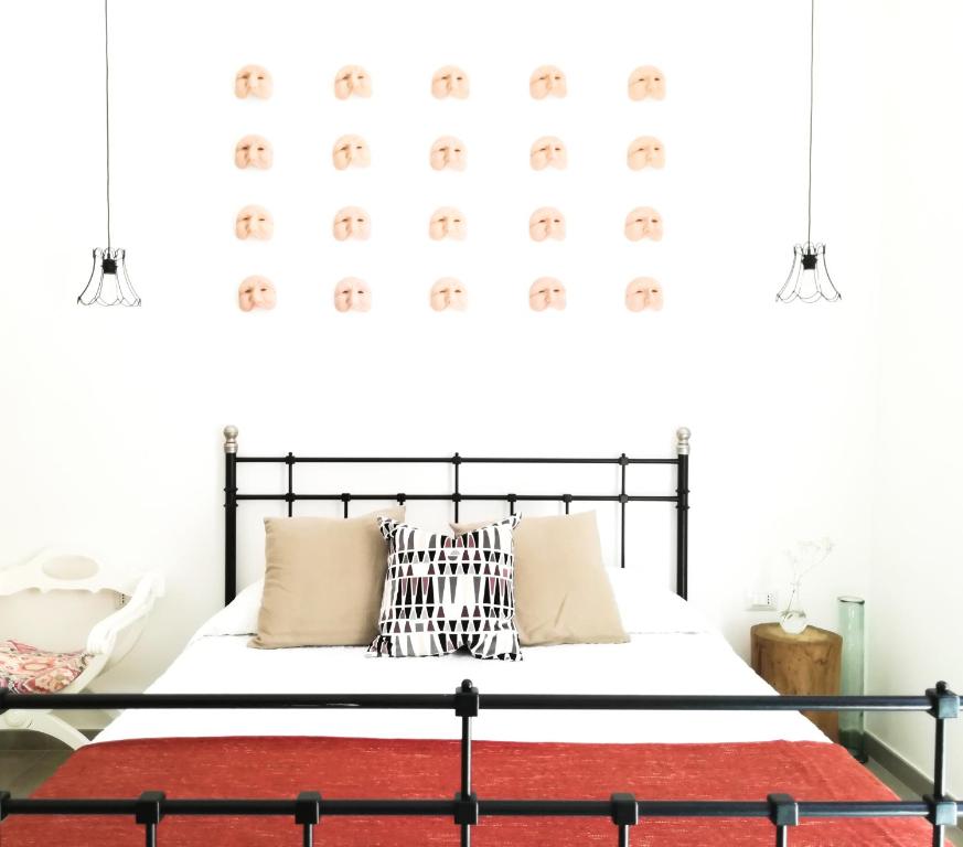 ナポリにあるCivico10のベッドルーム1室(赤い敷物のベッド1台付)
