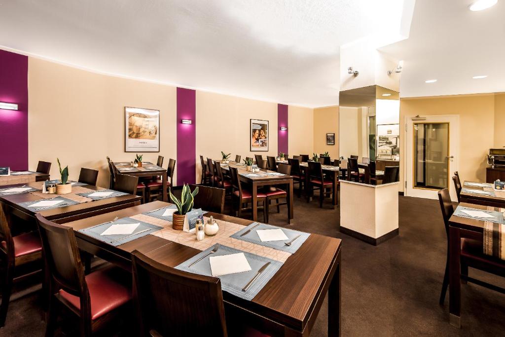 Um restaurante ou outro lugar para comer em Mercure Frankfurt City Messe