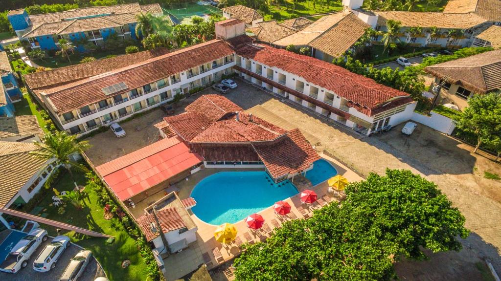 an overhead view of a house with a swimming pool at Garça Branca Praia Hotel in Porto Seguro