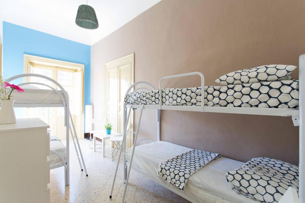 Uma cama ou camas num quarto em Sunshine Hostel Palermo