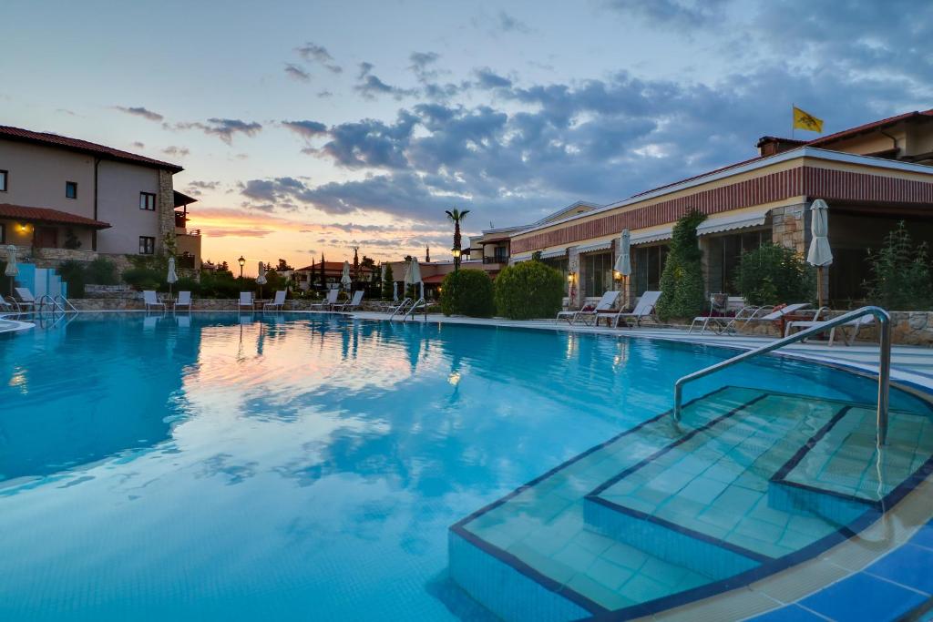 Sundlaugin á Aegean Melathron Thalasso Spa Hotel eða í nágrenninu