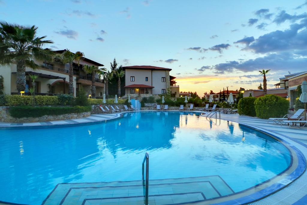 Sundlaugin á Aegean Melathron Thalasso Spa Hotel eða í nágrenninu