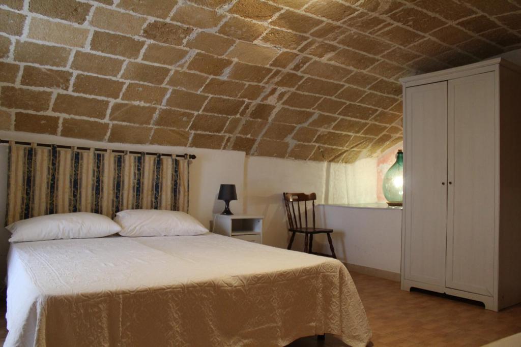ガリポリにあるLe Perle dello Jonioのレンガの天井、ベッド付きのベッドルーム1室が備わります。