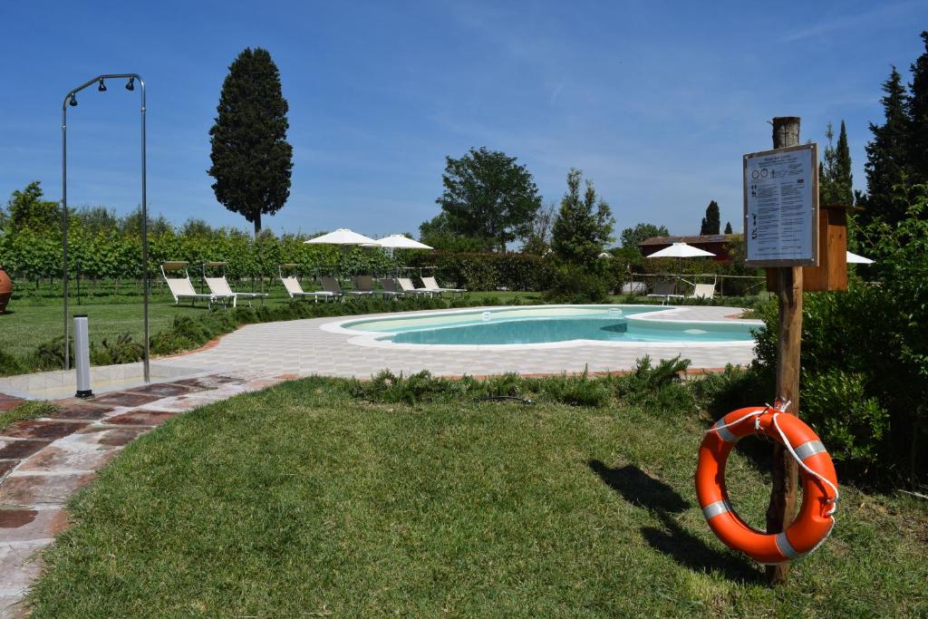 Bazén v ubytovaní Borgo San Giusto alebo v jeho blízkosti