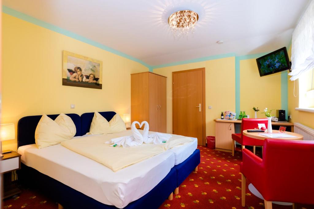 Posteľ alebo postele v izbe v ubytovaní 1a Hotel Steiner