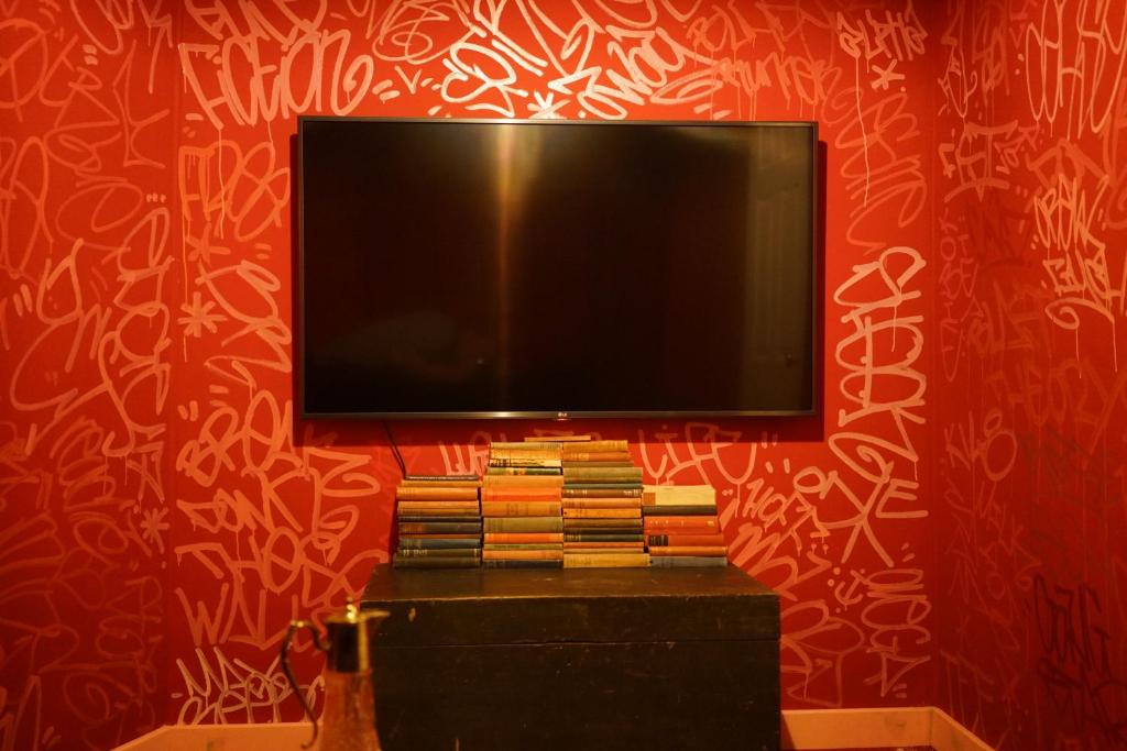TV a/nebo společenská místnost v ubytování The Walled Off Hotel