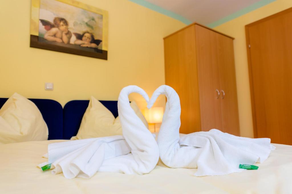 Posteľ alebo postele v izbe v ubytovaní 1a Hotel Steiner
