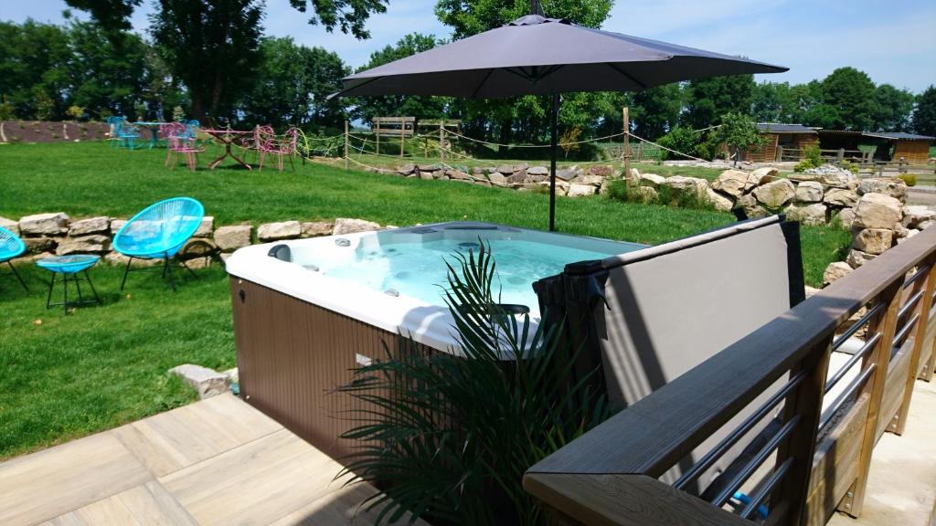 Bazén v ubytování Le Moulin d'Oscar & Spa - Mulhouse Nord nebo v jeho okolí