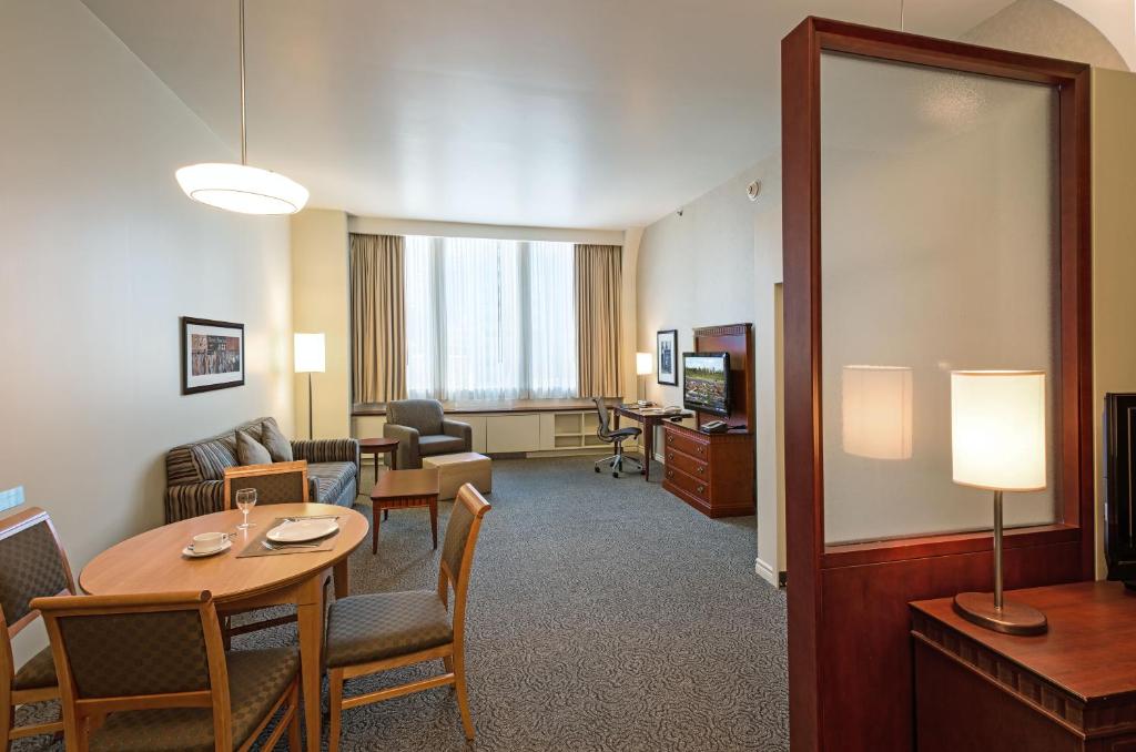 TV a/nebo společenská místnost v ubytování Le Square Phillips Hôtel & Suites