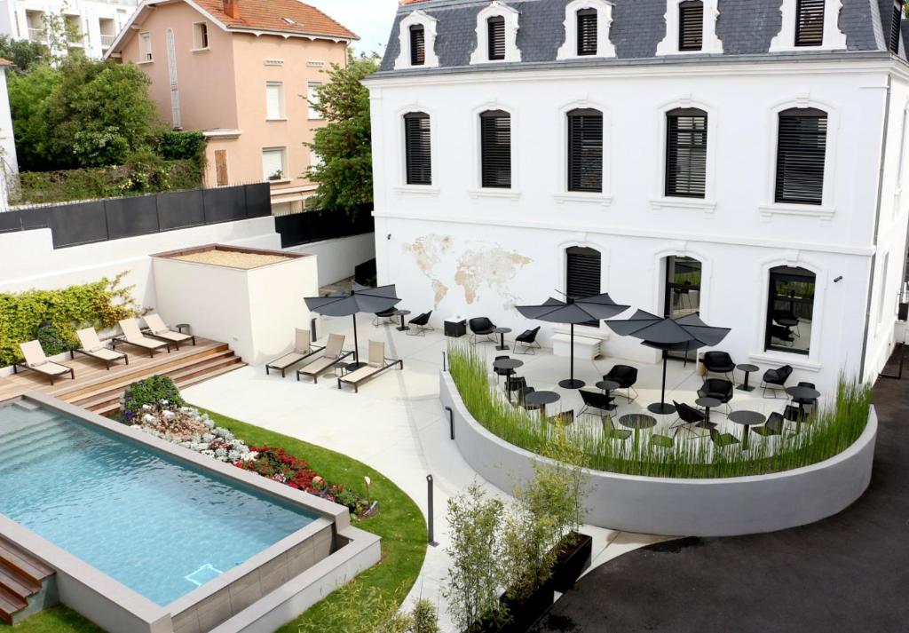 Bazén v ubytování Hôtel In Situ nebo v jeho okolí