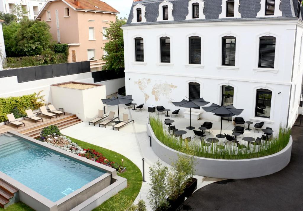 una vista aérea de un edificio con piscina en Hôtel In Situ, en Béziers