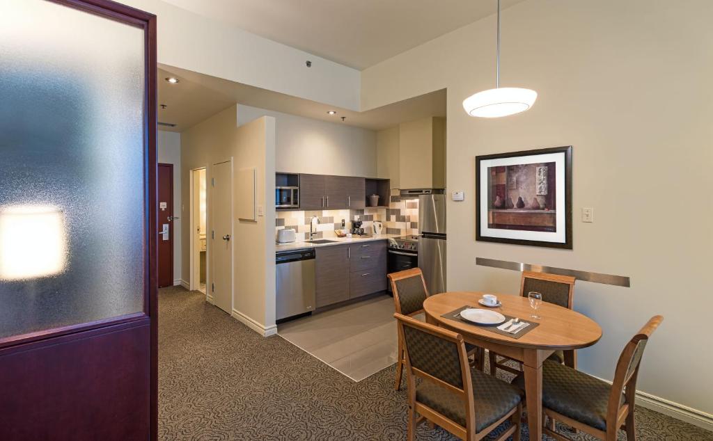 Kuchyň nebo kuchyňský kout v ubytování Le Square Phillips Hôtel & Suites