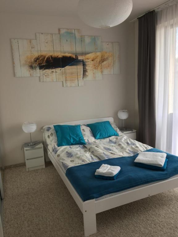 um quarto com uma cama com duas toalhas em Apartament Sara em Leba