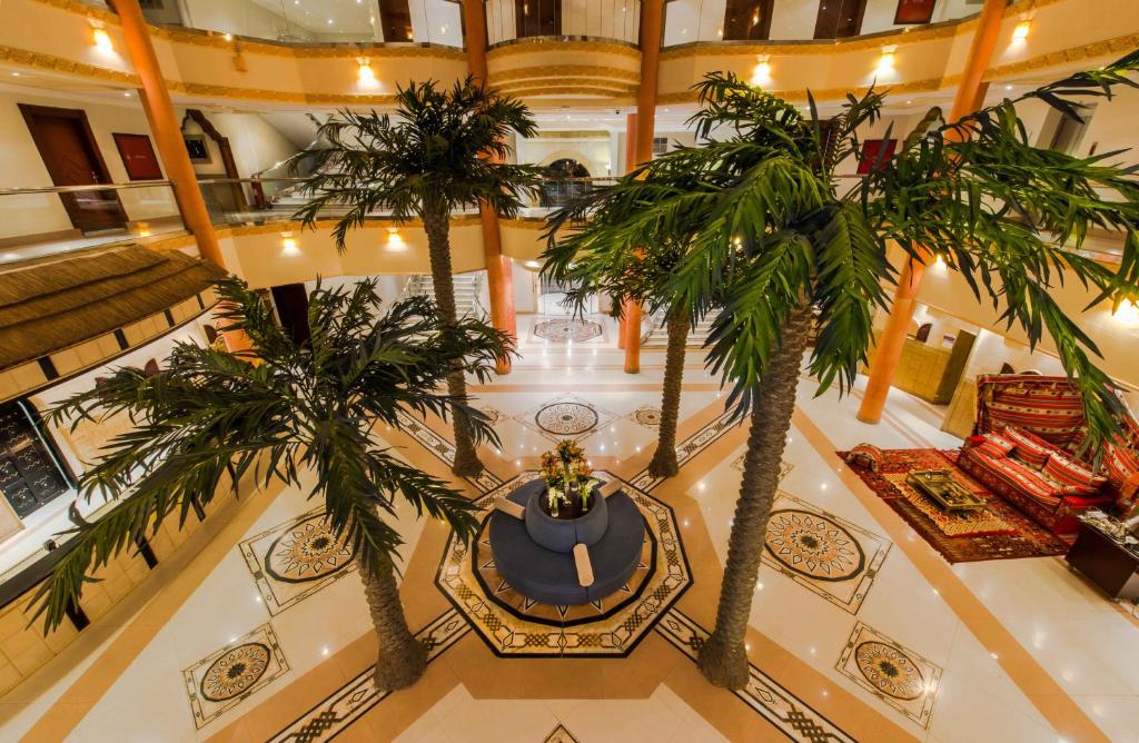widok na hotelowy hol z palmami w obiekcie Boudl Al Fayhaa w Rijadzie