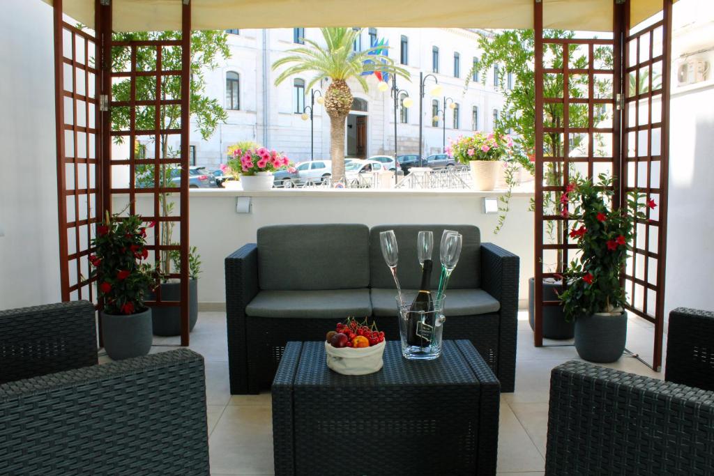 een patio met een bank en een tafel en stoelen bij B&B In Centro in Vieste