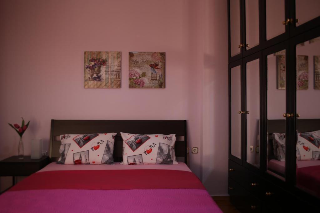 Posteľ alebo postele v izbe v ubytovaní Navarino Square Apartment