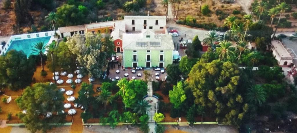 una vista aérea de un gran edificio blanco con patio en Finca La Florida De San Antonio, en Huércal-Overa