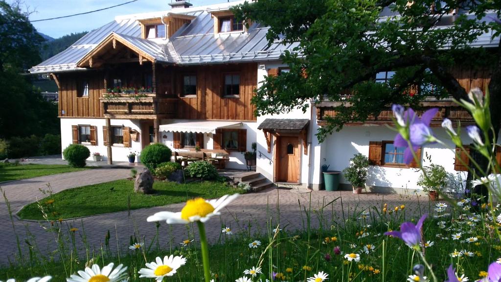 ein Haus mit Blumen davor in der Unterkunft Landhaus Kranzbichl in Berchtesgaden