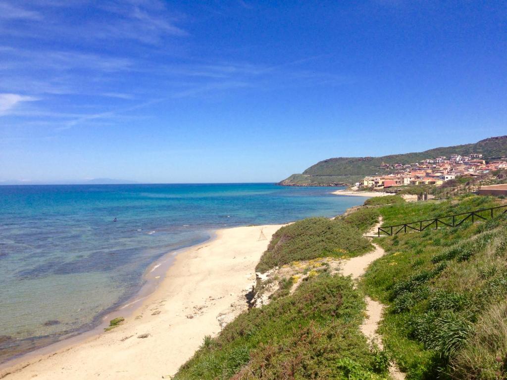 カステルサルドにあるApartament Lucìa 150mt from beachの町と海の景色を望む