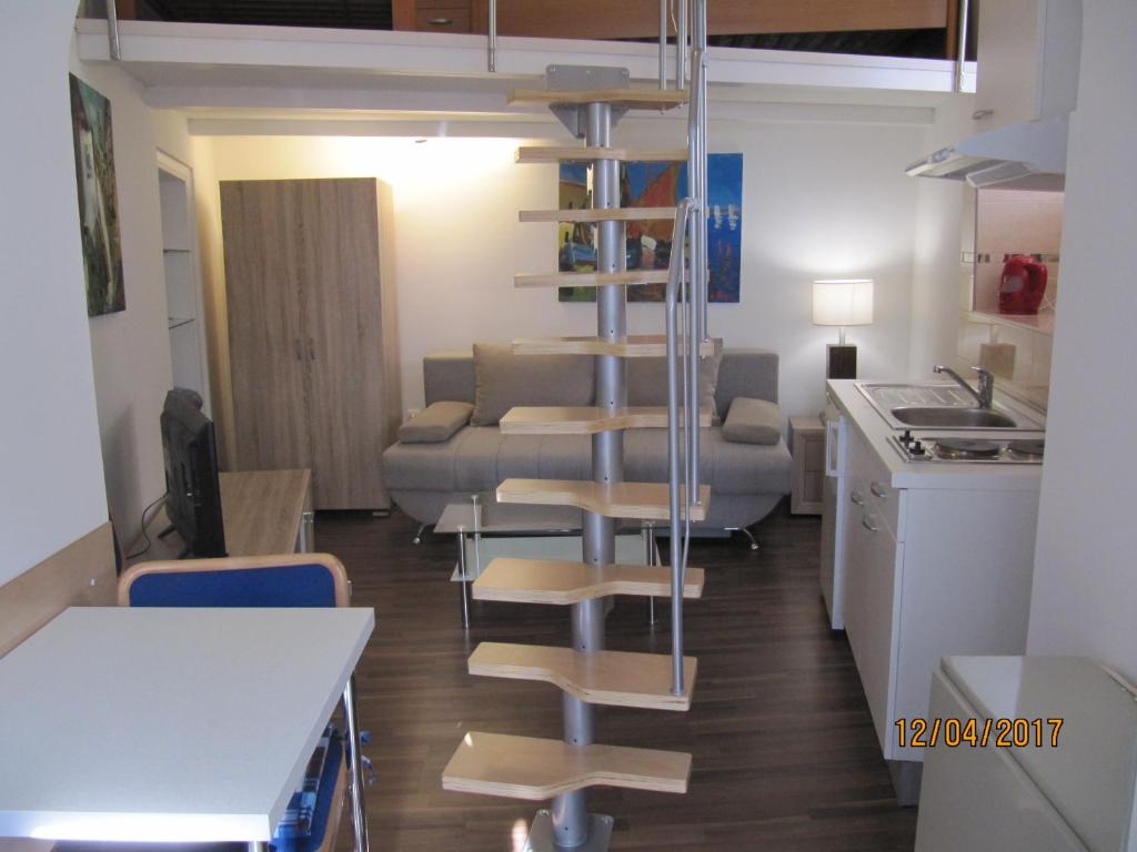 una sala de estar con una escalera de caracol en una habitación en Apartment Agava en Opatija