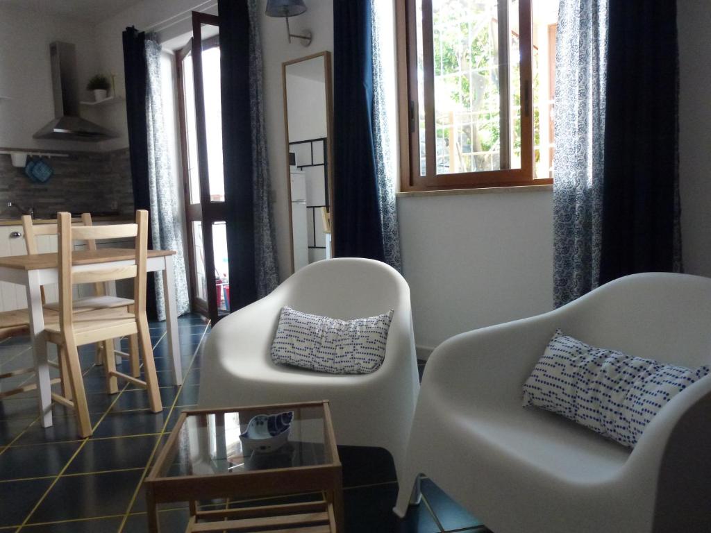 リーパリにあるCasa Anninaのリビングルーム(白い椅子、テーブル付)