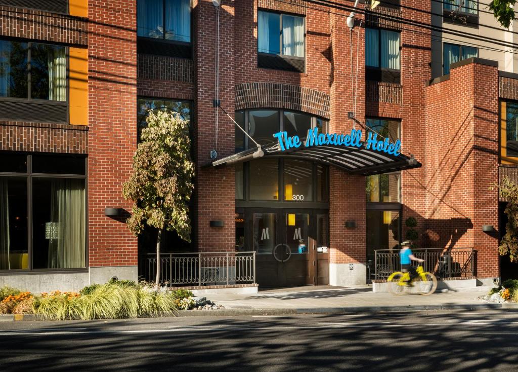 a person riding a bike in front of a building at Staypineapple, The Maxwell Hotel, Seattle Center Seattle in Seattle