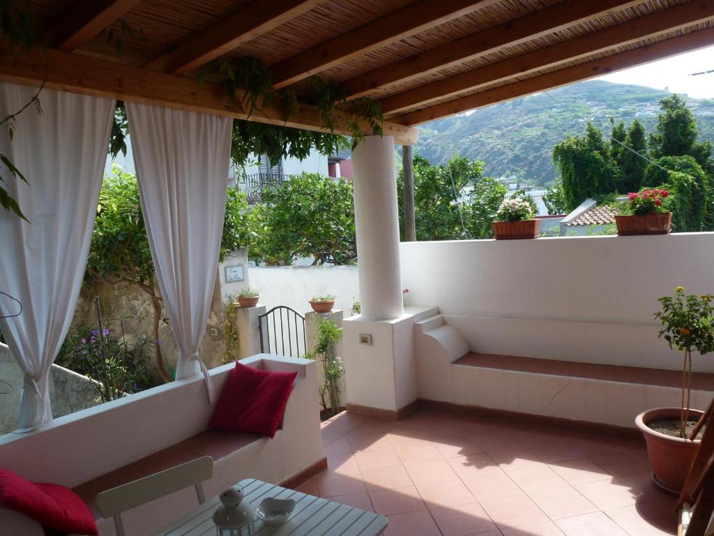 een balkon met uitzicht op een berg bij Casa Michelina in Lipari