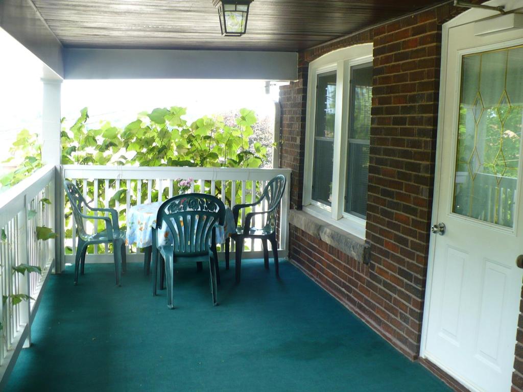 Balkoni atau teres di Rainbow Bed & Breakfast