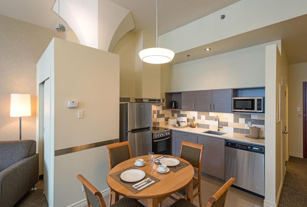 Kuchyň nebo kuchyňský kout v ubytování Le Square Phillips Hôtel & Suites