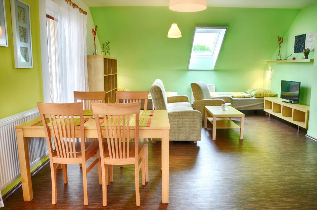 TV a/nebo společenská místnost v ubytování Apartmány Vojta