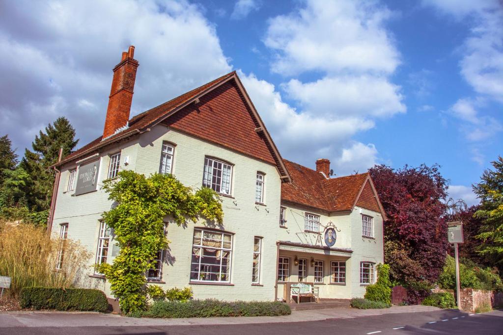 ein weißes Haus mit braunem Dach in der Unterkunft The Thomas Lord in West Meon