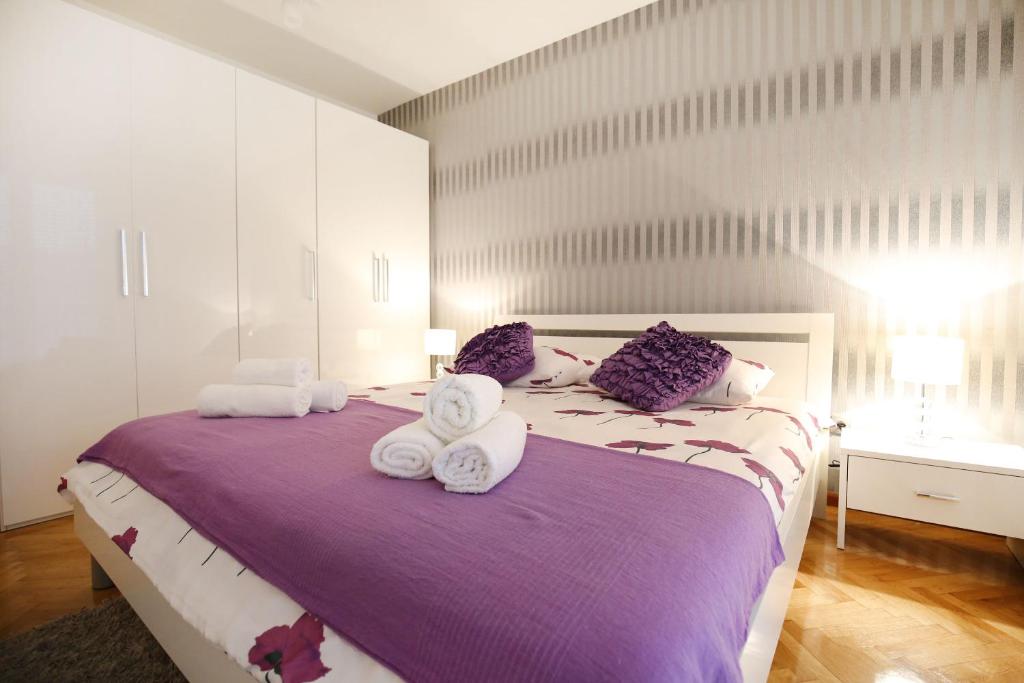 una camera da letto con un grande letto con asciugamani di Apartment Julija a Zara (Zadar)