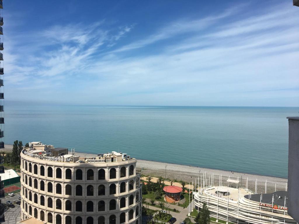 vistas al océano desde un edificio en Apartments on Horizon en Batumi
