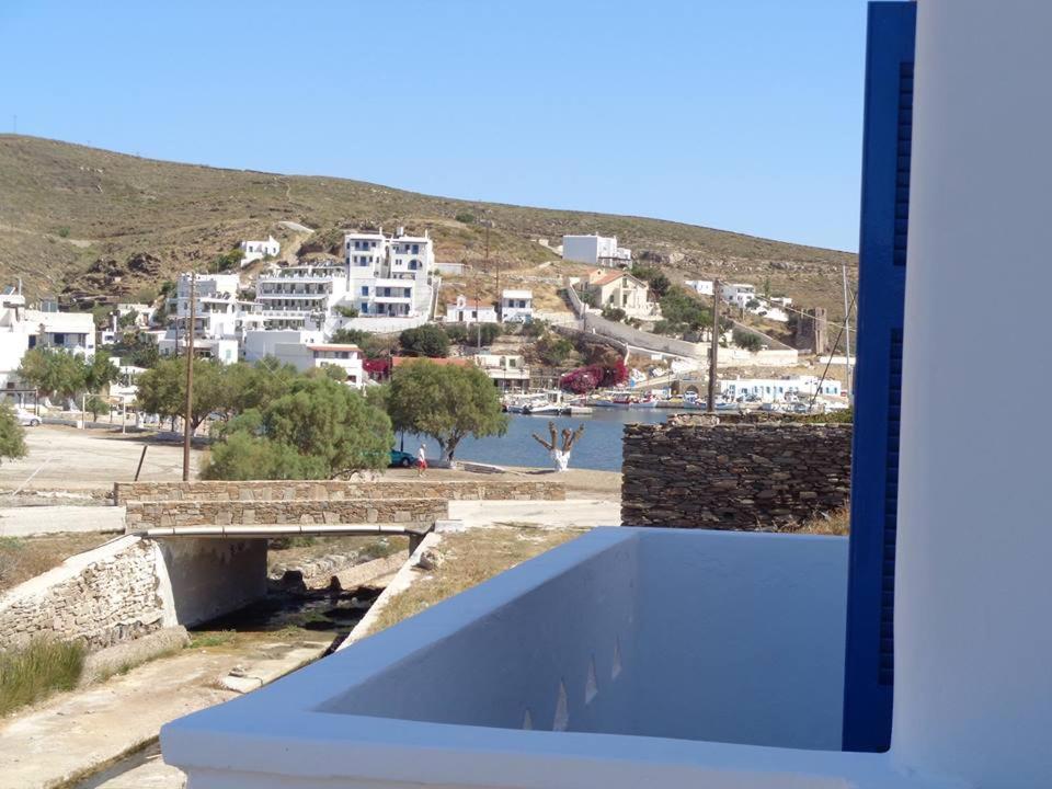 una vista su una città dal balcone di una casa di Loutra House Kythnos a Loutrá