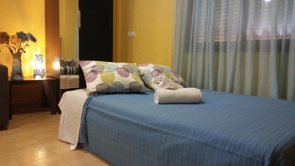 Łóżko lub łóżka w pokoju w obiekcie Apartamento Domingo Lozano