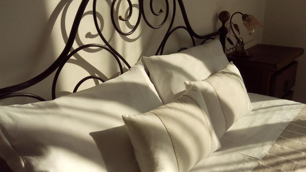 ラ・スペツィアにあるI Colori del Mercatoの白い枕が付いた白いベッド