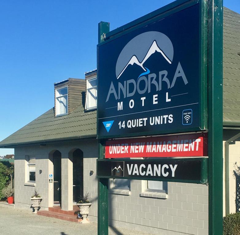 een bord voor een motel voor een gebouw bij Andorra Motel in Geraldine