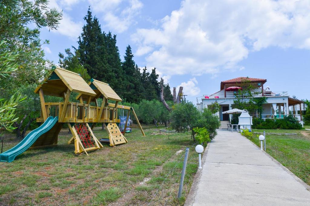 Plac zabaw dla dzieci w obiekcie Agios Mamas Resort