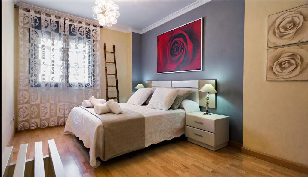 A bed or beds in a room at Apartamento San Juan de los Reyes