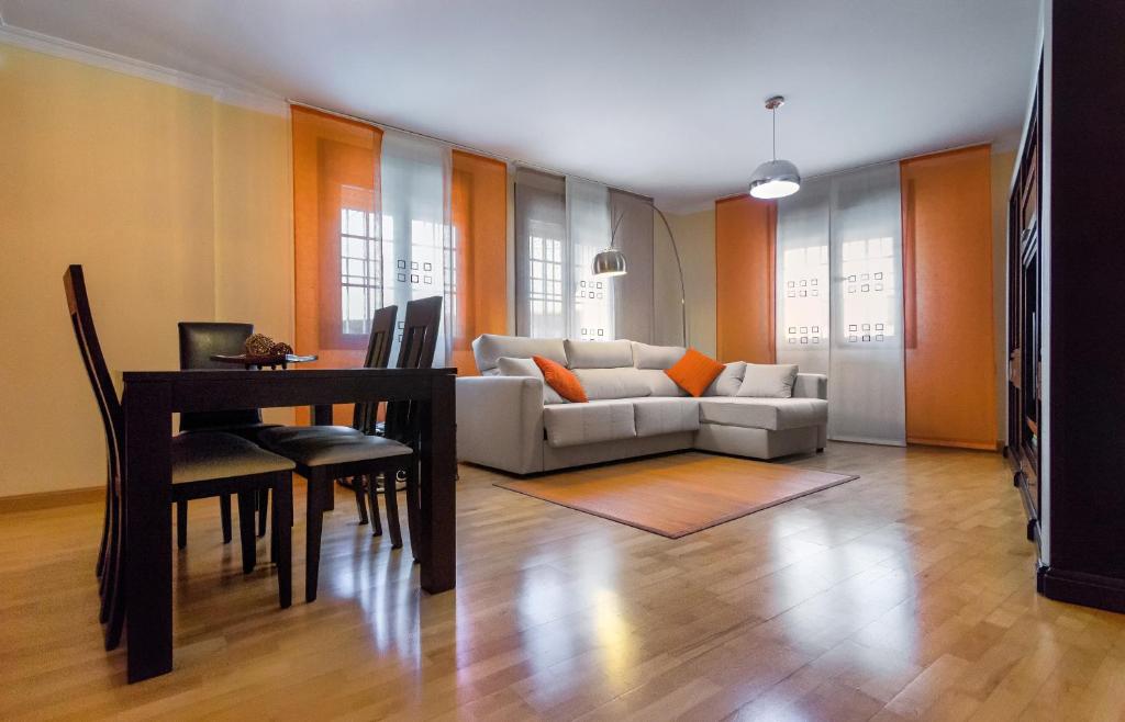 A seating area at Apartamento San Juan de los Reyes