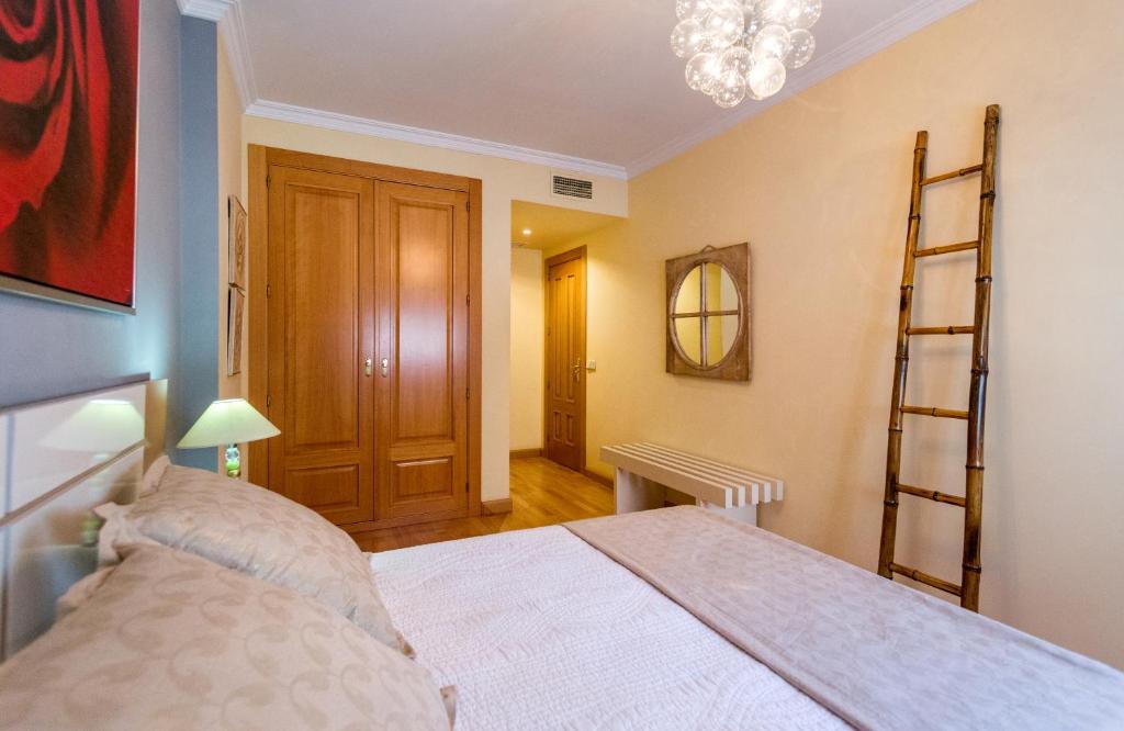 A bed or beds in a room at Apartamento San Juan de los Reyes
