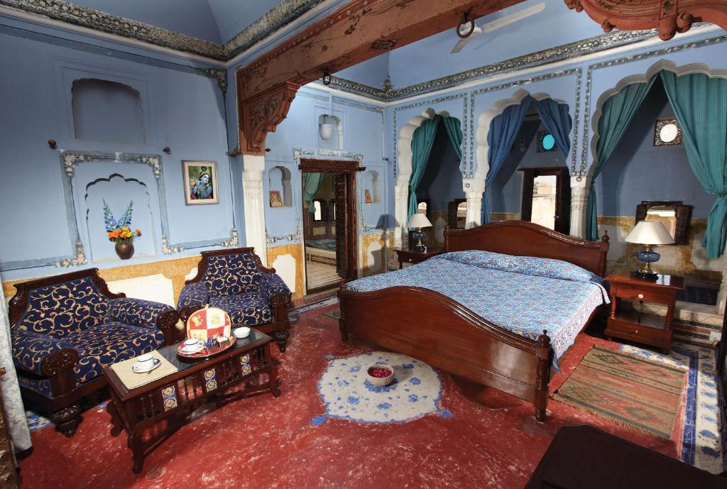Postel nebo postele na pokoji v ubytování Hotel Mandawa Haveli