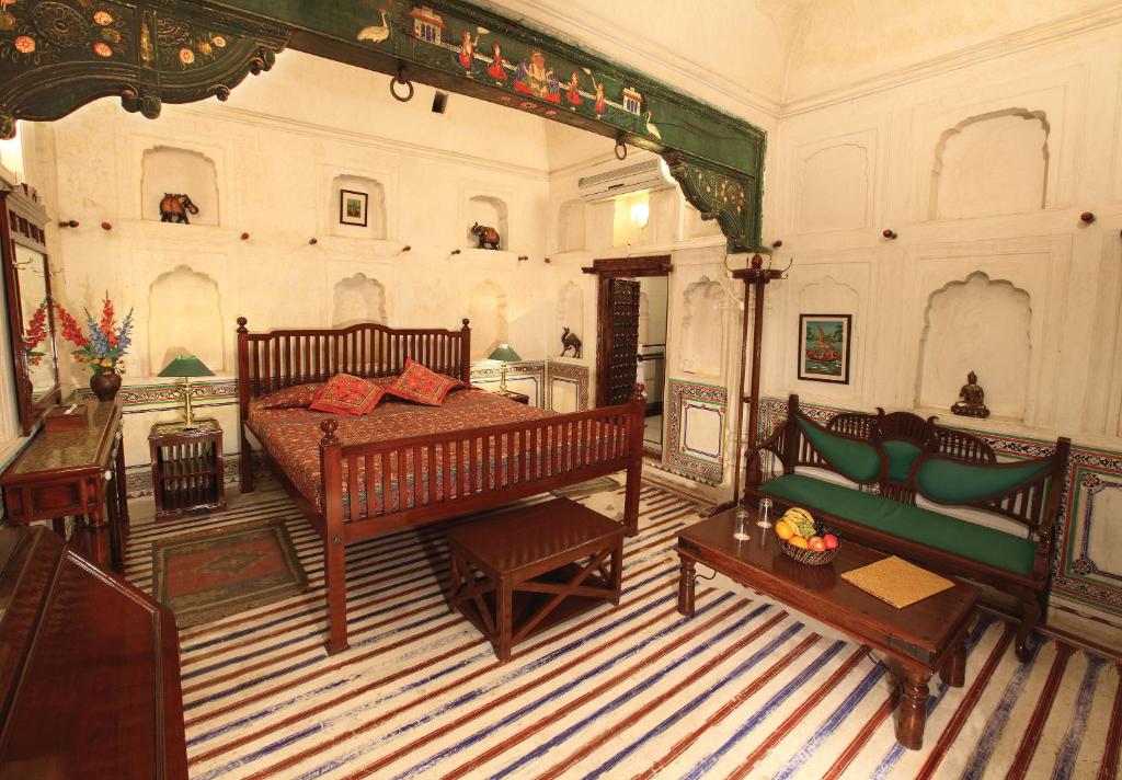 1 dormitorio con 1 cama y 1 sofá en una habitación en Hotel Mandawa Haveli, en Mandāwa
