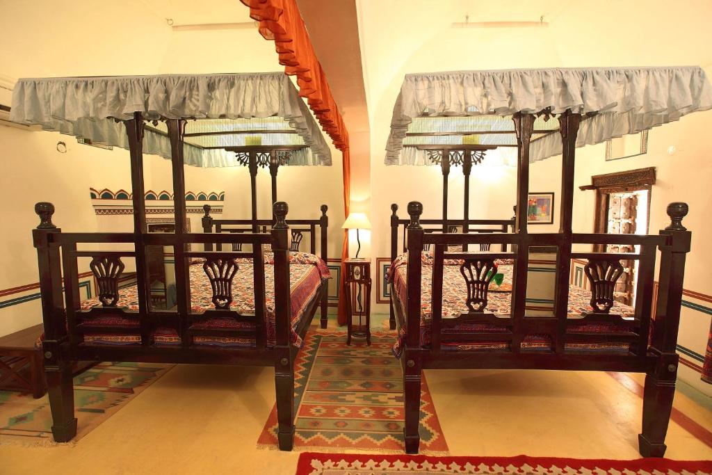 Postel nebo postele na pokoji v ubytování Hotel Mandawa Haveli