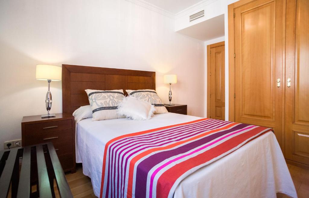 A bed or beds in a room at Apartamento San Juan de los Reyes