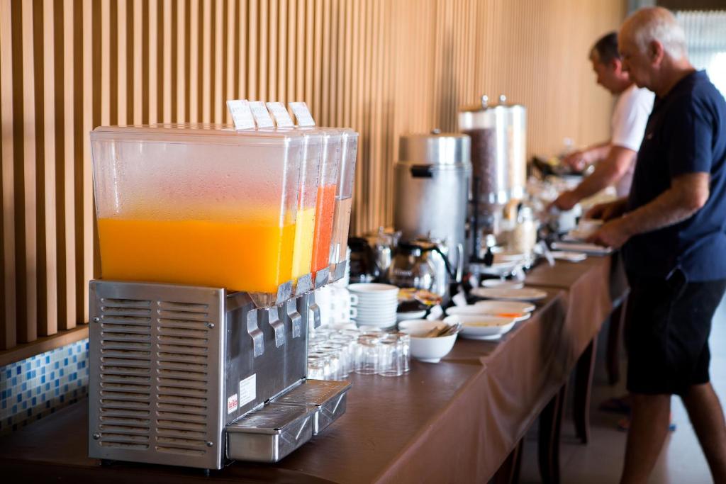 Příslušenství pro přípravu čaje a kávy v ubytování Chaweng Budget Hotel