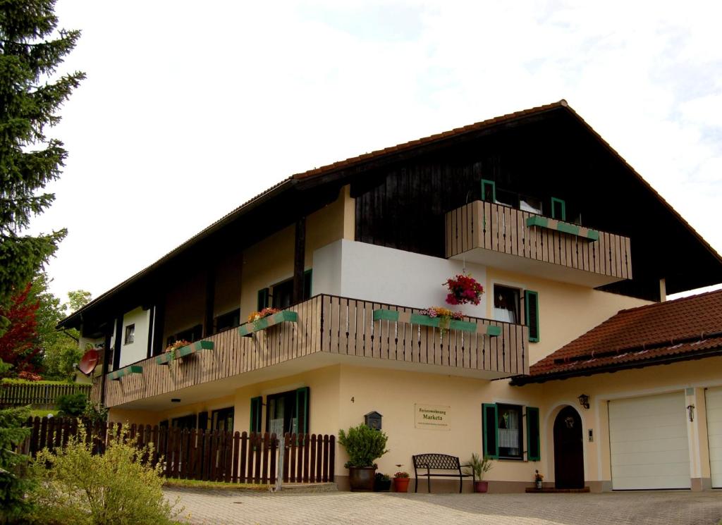 ein Gebäude mit Balkon auf der Seite in der Unterkunft Ferienwohnung Marketa in Bayerisch Eisenstein